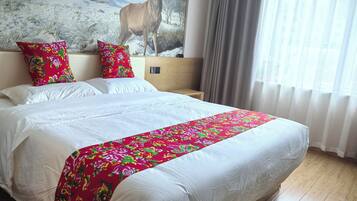 デスク、ノートパソコン用作業スペース、遮光カーテン、防音設備