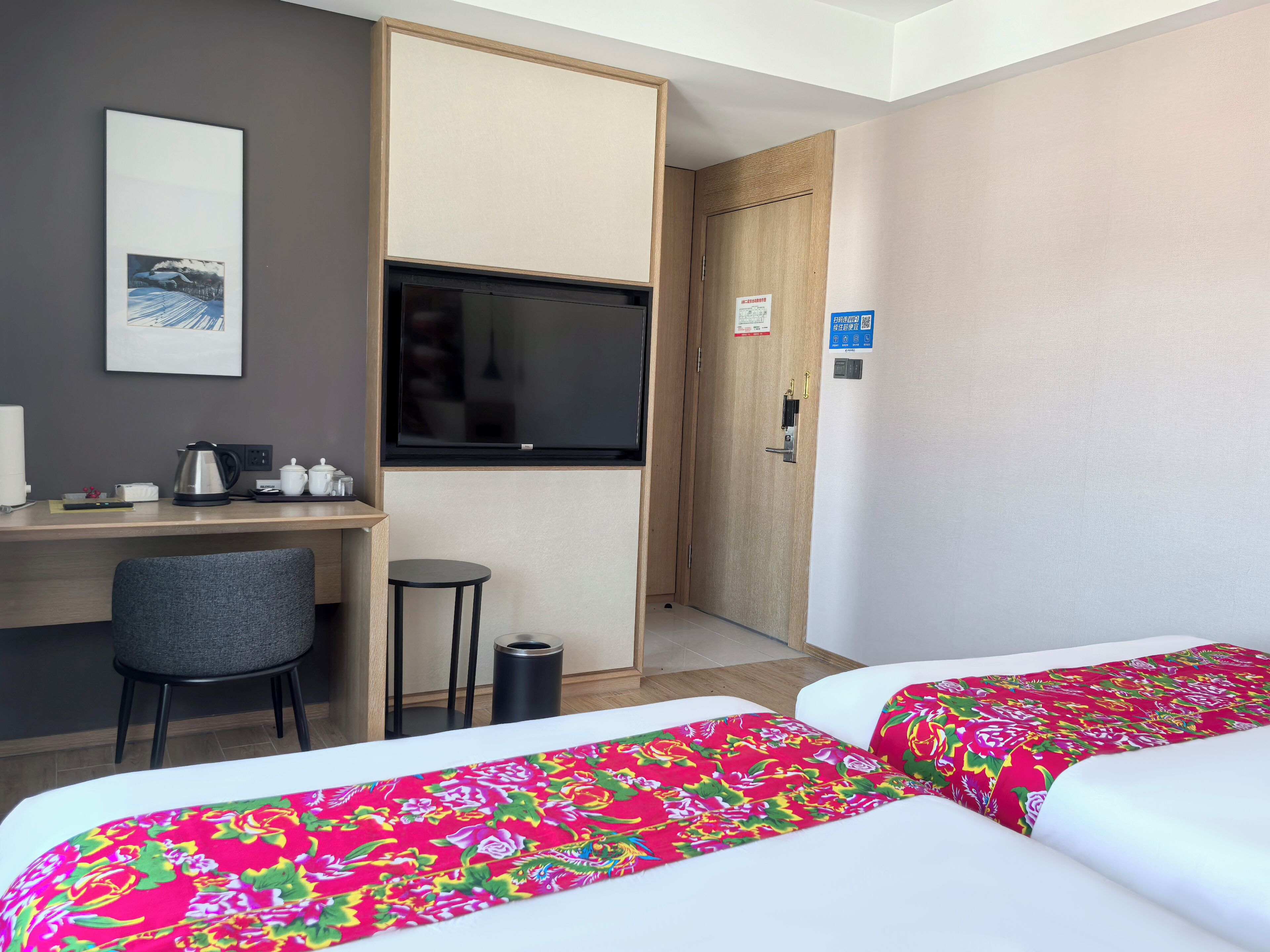 Escritorio, espacio para trabajar con un portátil, cortinas opacas