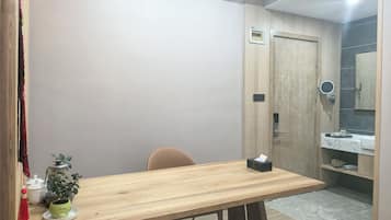 Superior tweepersoonskamer, uitzicht op bergen | Een bureau, een laptopwerkplek, verduisterende gordijnen