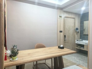 Superior tweepersoonskamer, uitzicht op bergen | Een bureau, een laptopwerkplek, verduisterende gordijnen