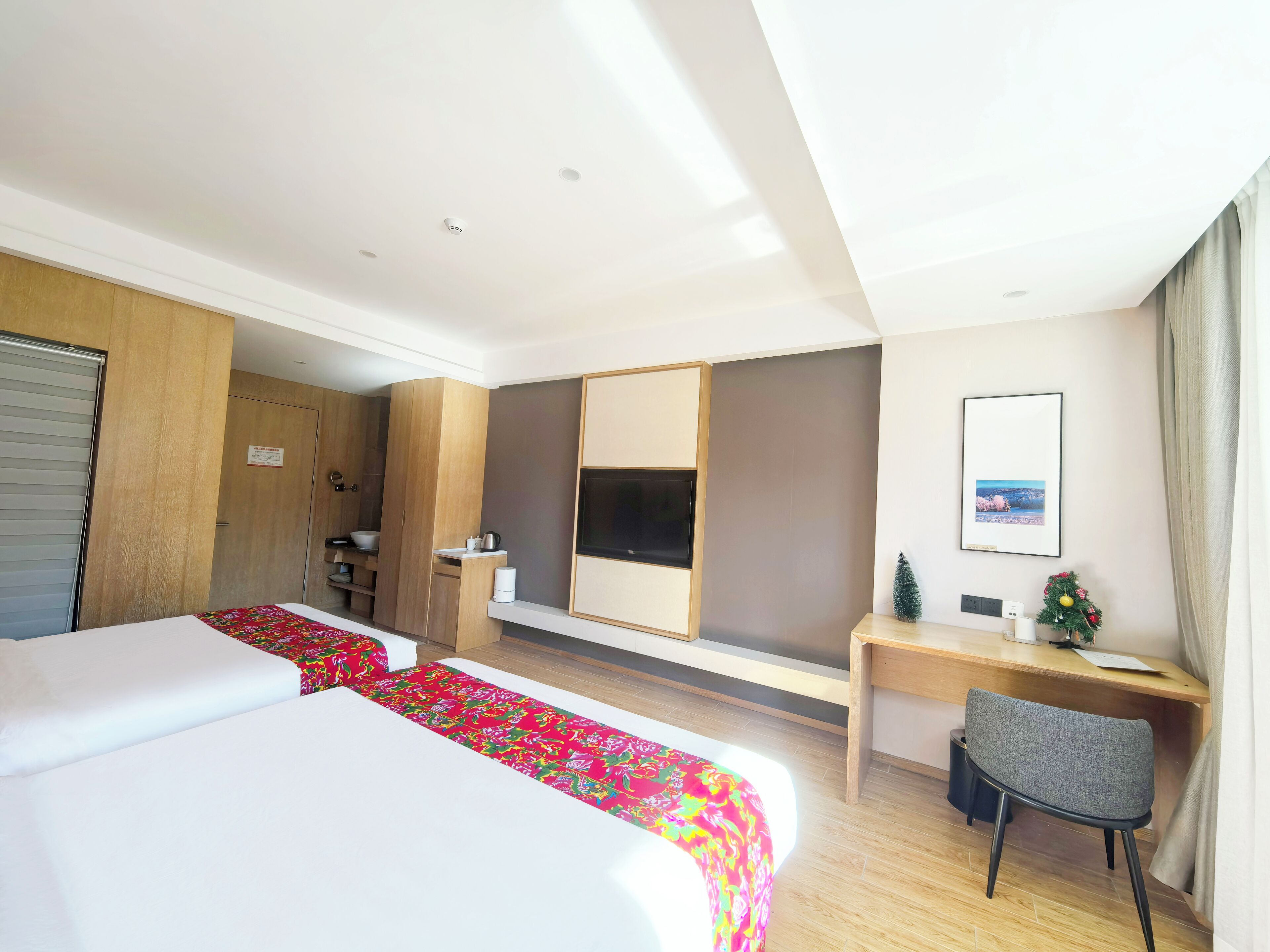 Habitación familiar con 2 camas individuales, vistas a la montaña | Escritorio, espacio para trabajar con un portátil, cortinas opacas