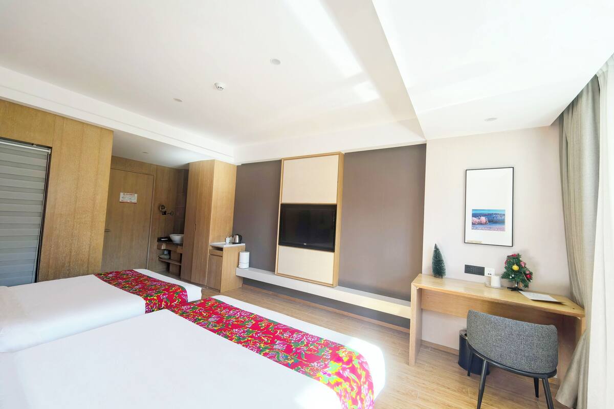 Kamar Twin Keluarga, pemandangan gunung | Meja kerja, ruang kerja ramah laptop, dan tirai kedap cahaya