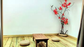 Family Suite, Mountain View | Desk, laptop workspace, blackout drapes, soundproofing