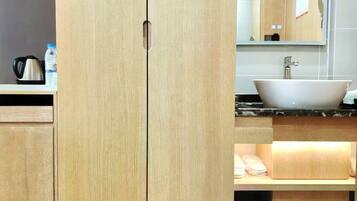 Perhehuone, vuoristonäköala | Työpöytä, kannettavalle tietokoneelle sopiva työtila, pimennysverhot