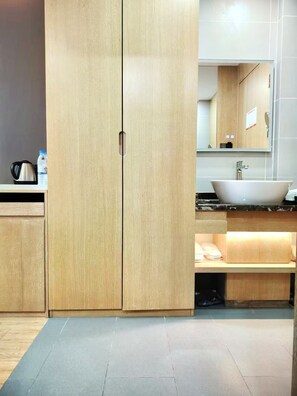 Perhehuone, vuoristonäköala | Työpöytä, kannettavalle tietokoneelle sopiva työtila, pimennysverhot