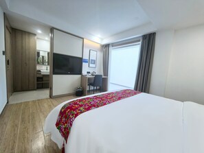 Phòng Suite dành cho gia đình, quang cảnh núi | Bàn, khu vực làm việc phù hợp cho laptop, màn/rèm cản sáng 
