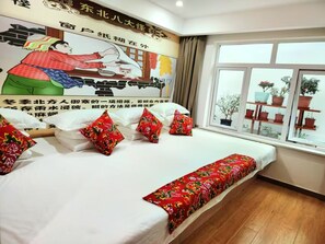 Kamar Keluarga, pemandangan gunung | Meja kerja, ruang kerja ramah laptop, dan tirai kedap cahaya