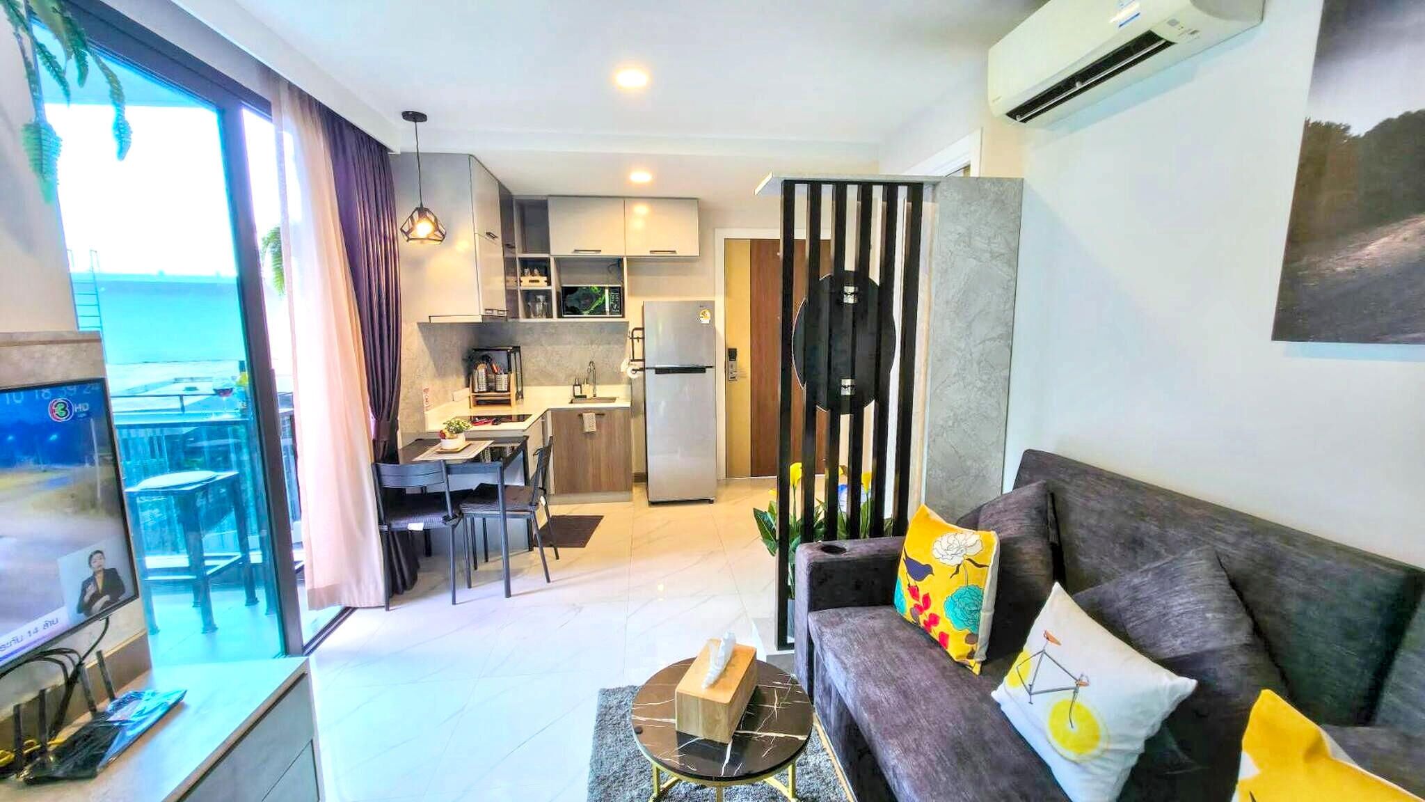 Apartment, 1 Bedroom, Accessible, Balcony | Living room