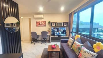 Apartment, 1 Bedroom, Accessible, Balcony | Living room