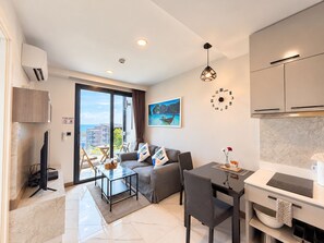 Un apartamento moderno con balcón, comedor, cocina y sala de estar.