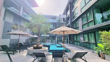 Una piscina al aire libre