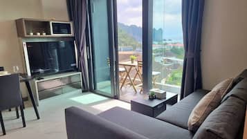 Apartment, 2 Bedrooms, Accessible, Balcony | Living area