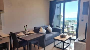 Apartment, 1 Schlafzimmer, barrierefrei, Balkon | Wohnbereich