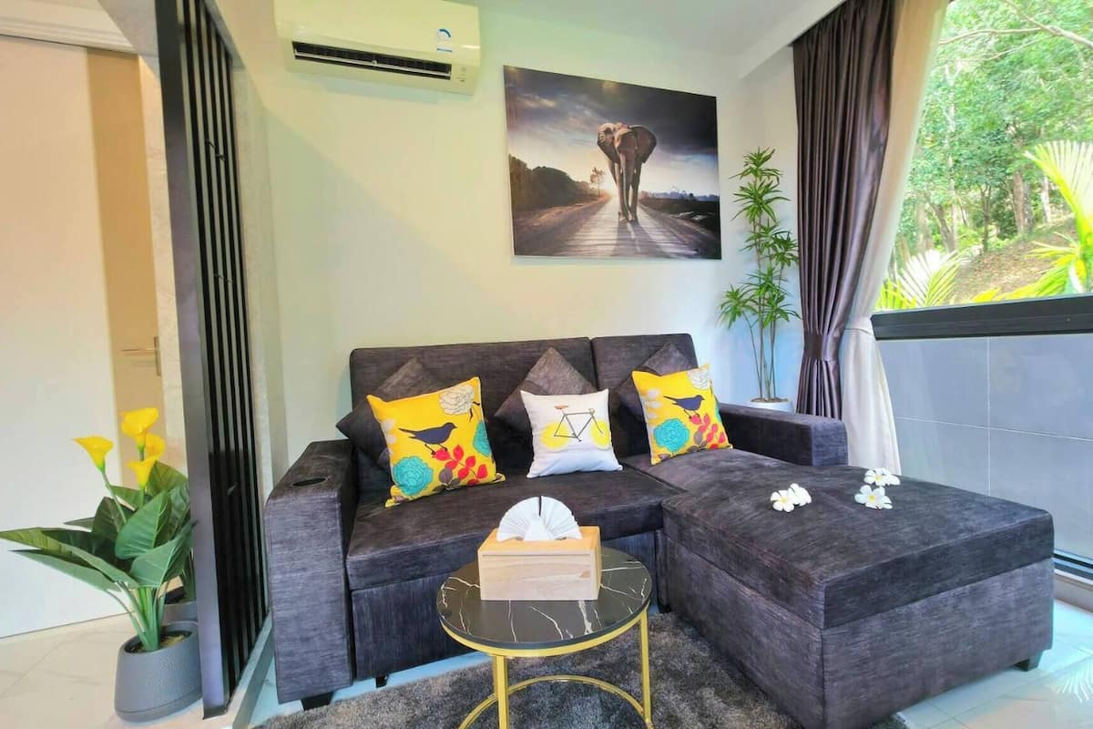 Apartment, 1 Bedroom, Accessible, Balcony | Living room