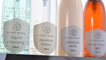 標準雙人房 | 浴室設施 | 獨立浴缸和淋浴設備、免費盥洗用品、吹風機、坐浴桶