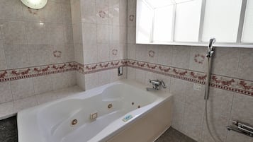 Phòng đôi Tiêu chuẩn | Phòng tắm | Bồn tắm và buồng tắm vòi sen riêng, đồ dùng nhà tắm miễn phí
