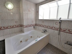 Bañera y ducha independientes, artículos de tocador gratuitos