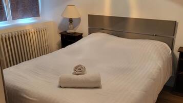 4 dormitorios, escritorio, tabla de planchar con plancha y cuna de viaje