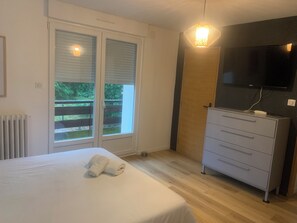 4 habitaciones, escritorio y tabla de planchar con plancha 