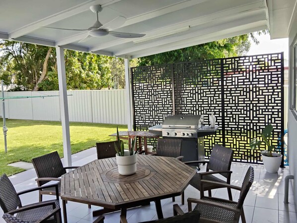 تناول الطعام بالخارج