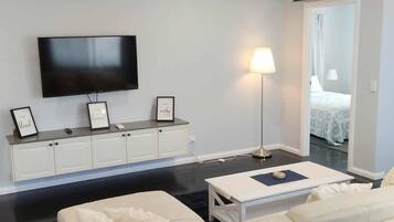 5 bedrooms, iron/ironing board, internet, bed sheets