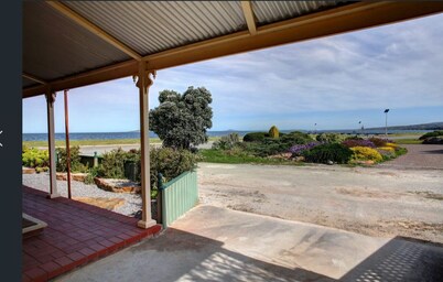 Absolute Beachfront Cottage - Seaside Retreat- Glorious North Shields
