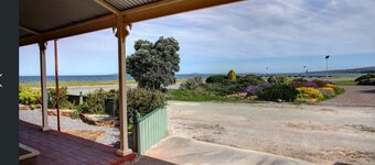 Absolute Beachfront Cottage - Seaside Retreat- Glorious North Shields