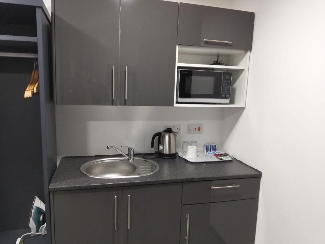 Kühlschrank, Mikrowelle, Wasserkocher mit Kaffee-/Teezubehör