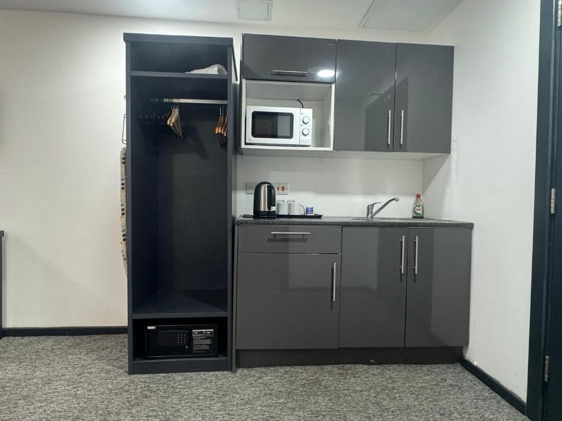 Kühlschrank, Mikrowelle, Wasserkocher mit Kaffee-/Teezubehör