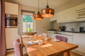 Een koelkast, een magnetron, een oven, een kookplaat