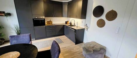 Fridge, oven, dishwasher, coffee/tea maker