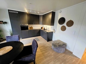 Fridge, oven, dishwasher, coffee/tea maker