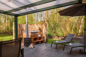 Terrace/patio - Lush bungalow with private outdoor hot tub (Diessen-Baarschot)