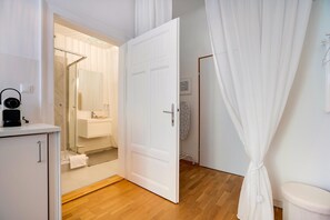 Shower, hair dryer - Arcadio Home – City Comfort (Graz)