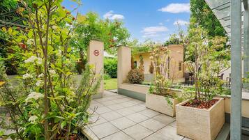 المنطقة المحيطة بالمنشأة