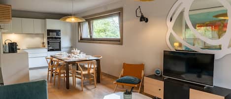 Smart TV, fireplace, offices