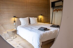 2 quartos, escrivaninha, ferros/tábuas de passar roupa, berço de viagem