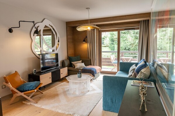Smart TV, chimenea y oficina 
