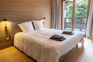 2 habitaciones, escritorio y tabla de planchar con plancha 