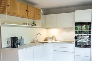 Een koelkast, een oven, een kookplaat, een vaatwasser