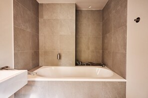 Ein modernes Badezimmer mit einer freistehenden Badewanne, einem Waschbecken und einer Duschkabine.