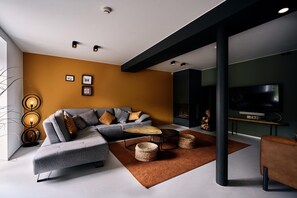 Smart-TV, Tischtennisplatte, Bücher, Stereoanlage