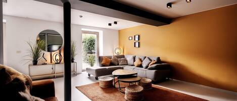 Smart TV, table tennis, books, stereo