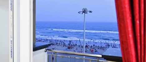 Luxury Suite | Desk, iron/ironing board, free WiFi