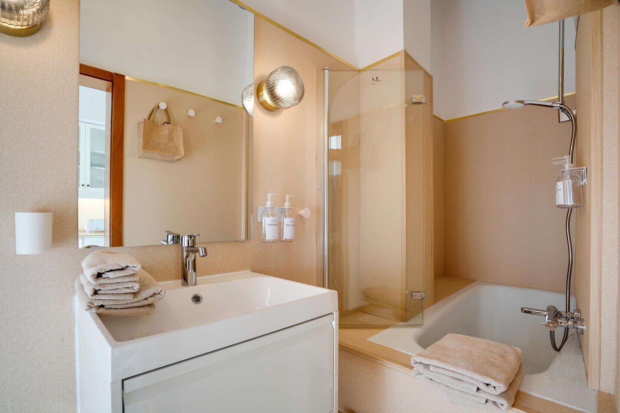 Douche, sèche-cheveux