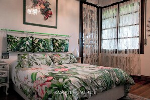 1 غرفة نوم وخزنة داخل الغرفة ومكتب ومكواة/لوح كي