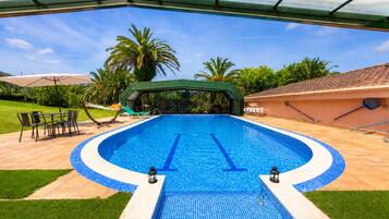 Una piscina cubierta, una piscina al aire libre