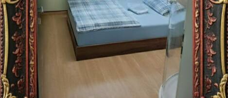 1 habitación, tabla de planchar con plancha, wifi y ropa de cama