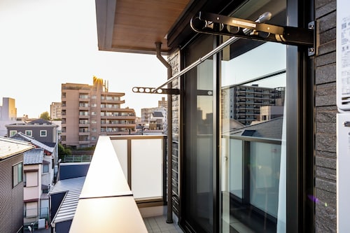 Departamento, lanai, vista a la ciudad | Cortinas blackout, insonorización y tabla de planchar con plancha