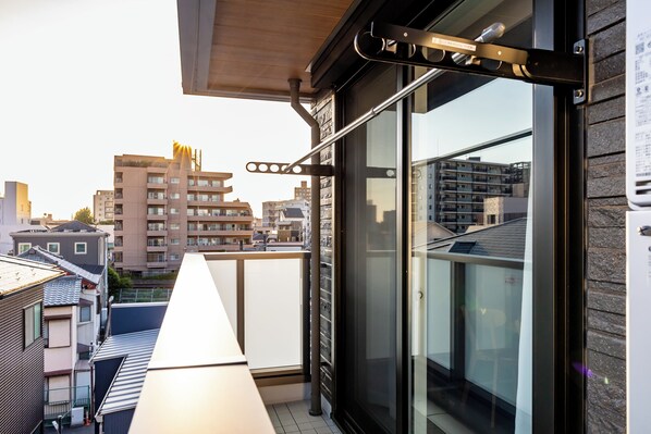 公寓, 外廊, 城市景观 | 遮光窗帘、隔音、熨斗/熨衣板、免费 WiFi